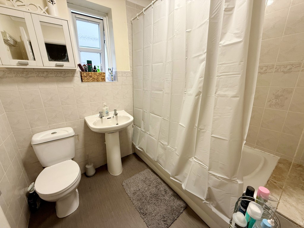 Lot: 180 - FREEHOLD MODERN END-TERRACE HOUSE INVESTMENT - Bathroom with W.C.
